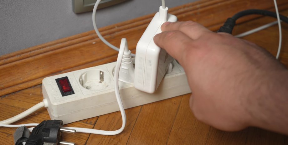 Яку побутову техніку не варто постійно вимикати з розетки