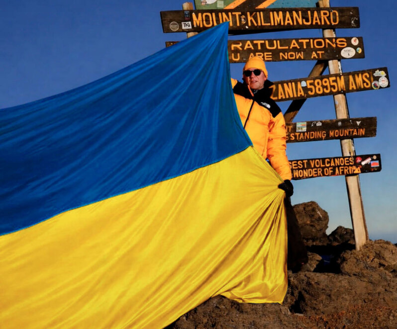 Роман Маслов підкорив Кіліманджаро 2026 - Наше Місто