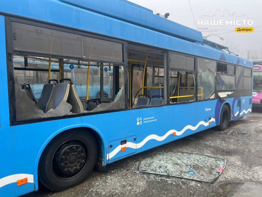 У Дніпрі через нічну атаку пошкоджено 18 тролейбусів: повне відновлення займе до трьох місяців