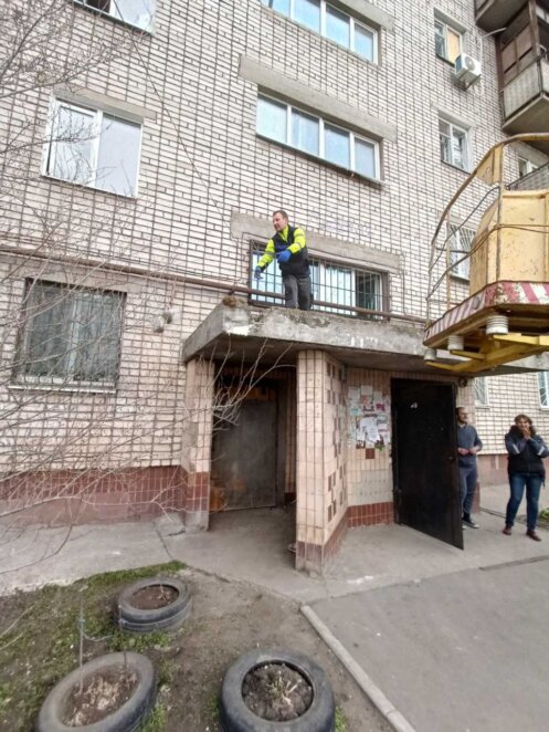 ЕКСКЛЮЗИВ
                                Очі, наповнені страхом і болем: дніпровський комунальник допоміг врятувати пенсіонерку, яка постраждала від «прильоту»