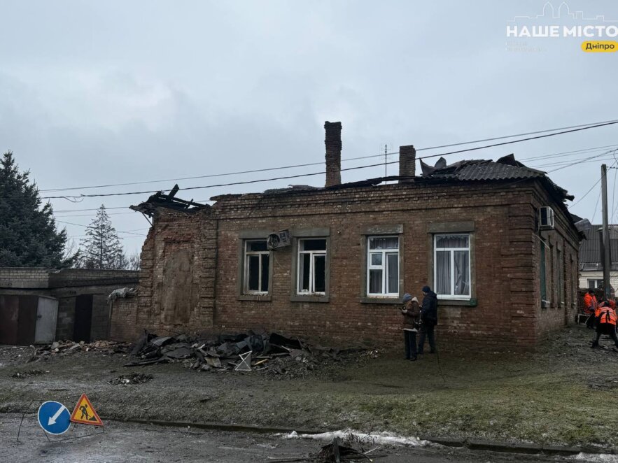 В Днепре во время атаки мать успела взять младенца за секунду до того, как потолок обрушился на колыбель