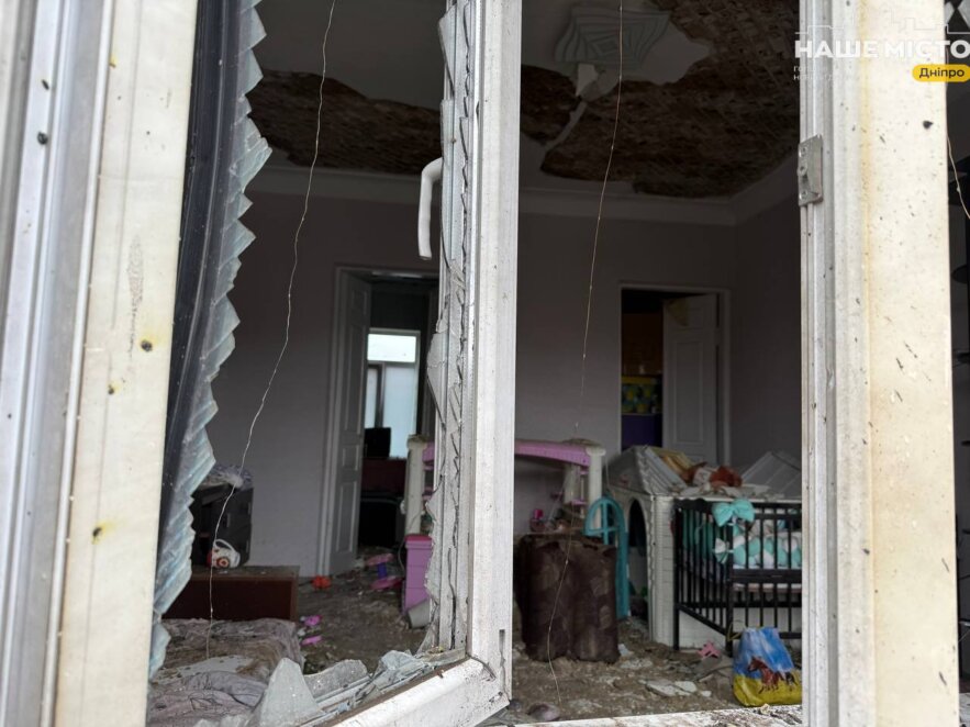 У Дніпрі під час атаки мати встигла взяти немовля за секунду до того, як стеля обвалилася на колиску