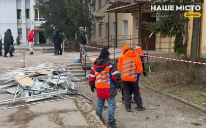 Коммунальщики ликвидируют последствия вражеской атаки в Днепре