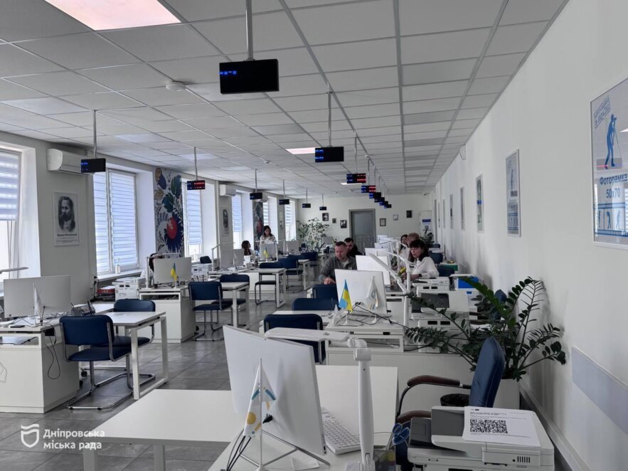 ОФІЦІЙНО                Сонячні панелі, батареї та генератори: «Прозорий офіс» у Дніпрі став енергонезалежним