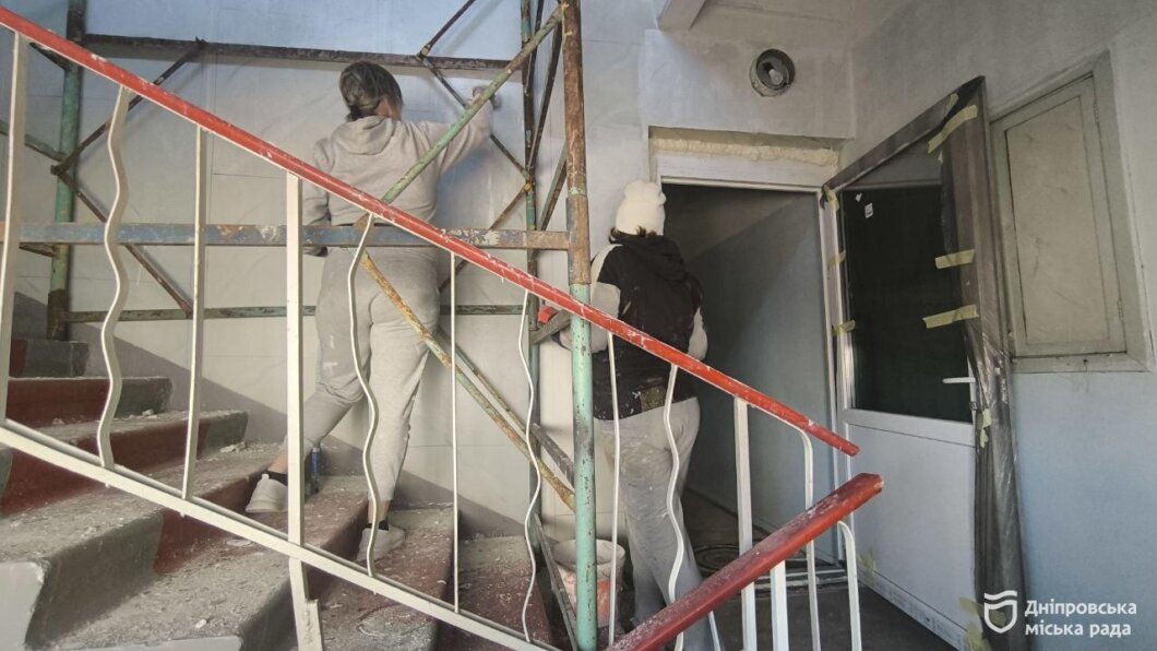 ОФІЦІЙНО                Оновлені стіни, двері та підлога: у Дніпрі триває системне оновлення багатоквартирних будинків