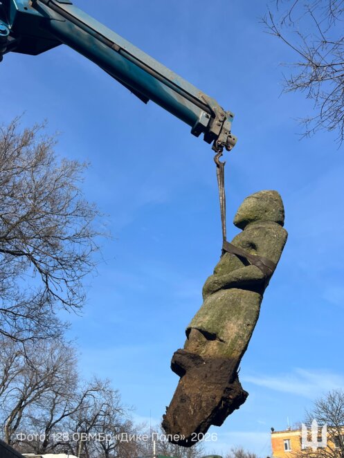 Врятували з-під ударів КАБами: до музею Дніпра евакуювали кам’яних баб
