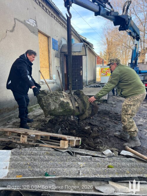 Врятували з-під ударів КАБами: до музею Дніпра евакуювали кам’яних баб