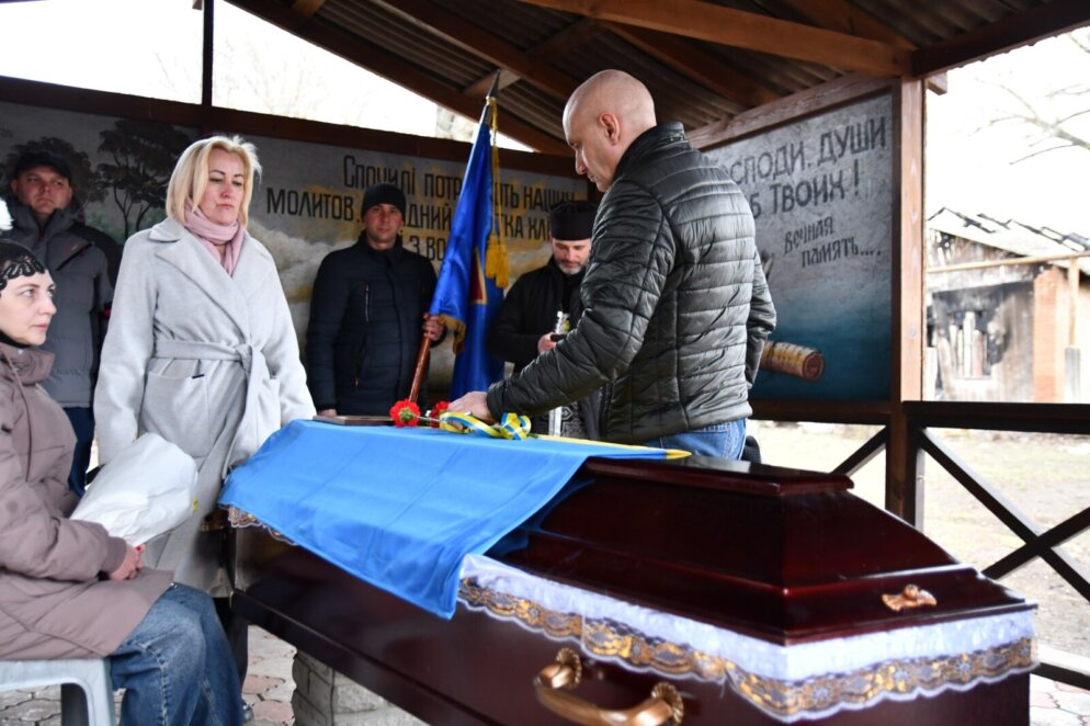 Залишилися мати, чотири сестри, донька та онук: у Нікополі провели в останню путь солдата