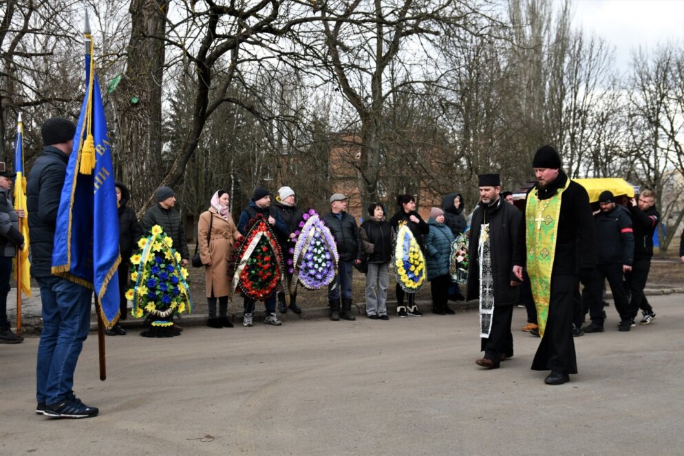 Залишилися мати, чотири сестри, донька та онук: у Нікополі провели в останню путь солдата