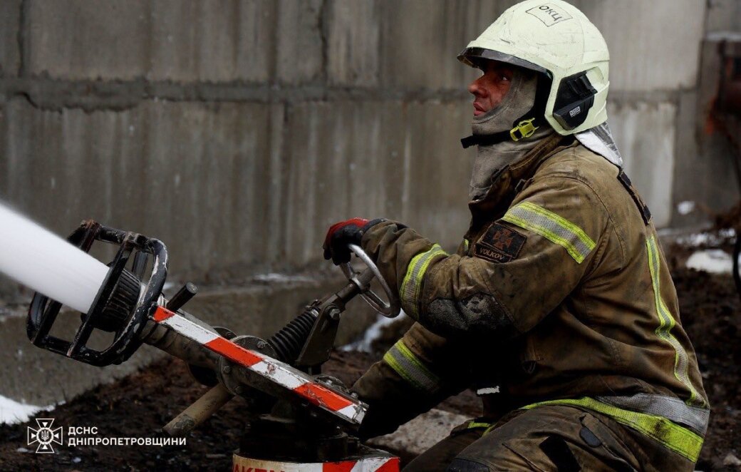 Понад 4 доби і 400 рятувальників: на Дніпропетровщині ліквідували масштабну пожежу після російської атаки