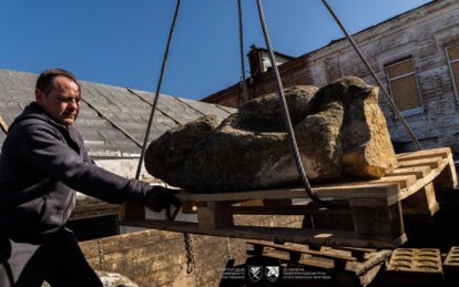 В Днепропетровской области спасли и эвакуировали еще пять каменных баб
