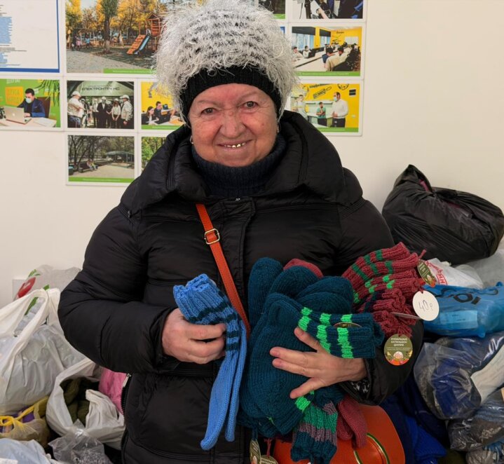 2461 пара теплих шкарпеток для бійців ЗСУ: у Дніпрі «В’язальний батальйон» встановив новий рекорд