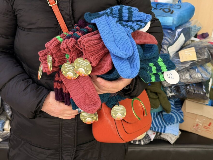 2461 пара теплих шкарпеток для бійців ЗСУ: у Дніпрі «В’язальний батальйон» встановив новий рекорд