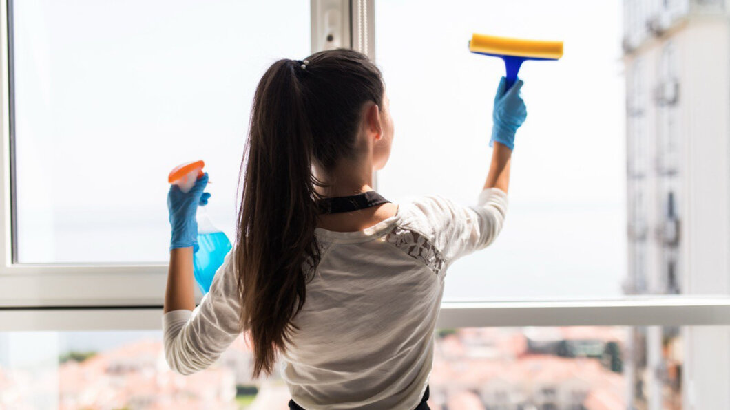 Вікна будуть чистими до осені: простий засіб, який захищає скло від пилу та розводів