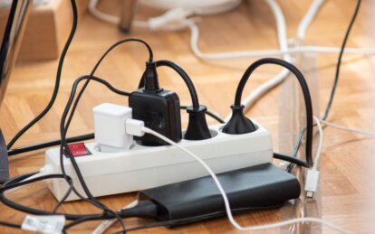 Что нужно отключить во время скачков напряжения: названы приборы, которые сгорают первыми