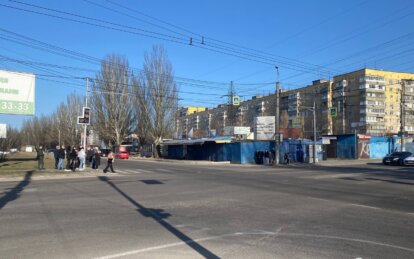 В Днепре на перекрестке Донецкого шоссе и ул. Березинской установили дополнительные светофорные секц...