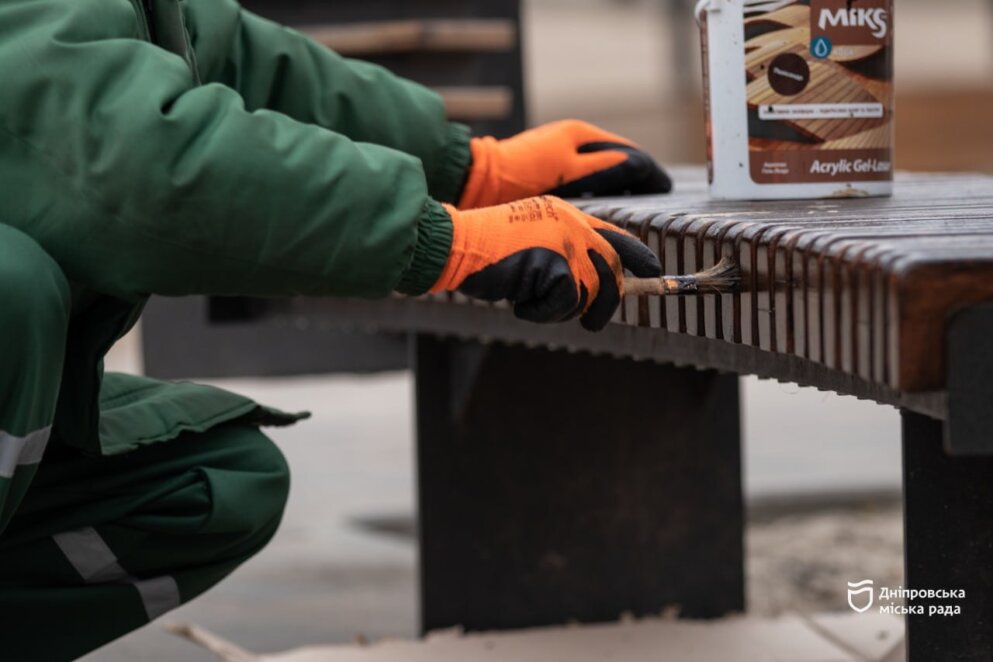 ОФІЦІЙНО                У Дніпрі комунальні служби наводять лад у сквері Металургів: триває прибирання та догляд за рослинами