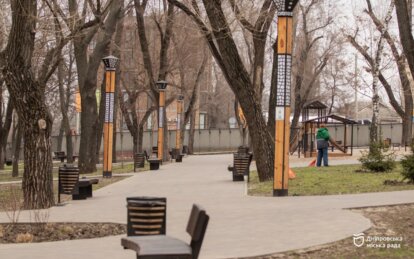 У Дніпрі комунальні служби наводять лад у сквері Металургів: триває прибирання та догляд за рослинам...