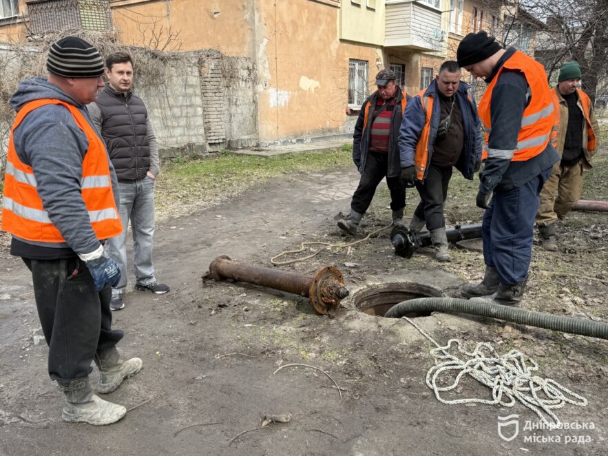 У  Дніпрі тривають аварійні роботи з ремонту каналізації та водопроводу