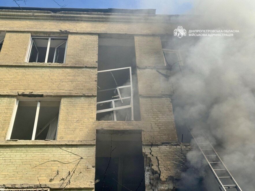 Ворог атакував Дніпро: пошкоджено багатоповерхівку, є постраждалі