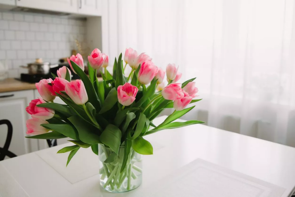 Що треба додати у воду, щоб тюльпани стояли довше: простий лайфхак