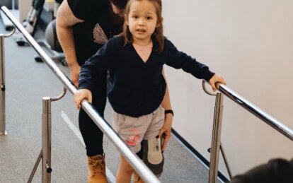 Життя після поранення: дівчинка з Дніпропетровщини вперше пішла на протезі