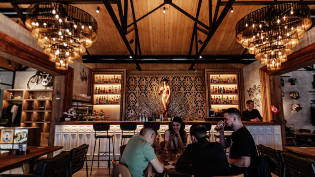 Де поїсти та випити каву на лівому березі Дніпра: добірка закладів