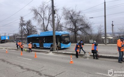 У Дніпрі комунальники завершують комплексне прибирання автошляхів після зими