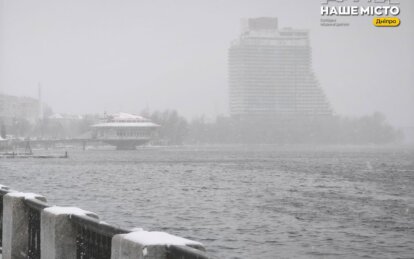 Похолодання та мокрий сніг: коли зміниться погода в Україні