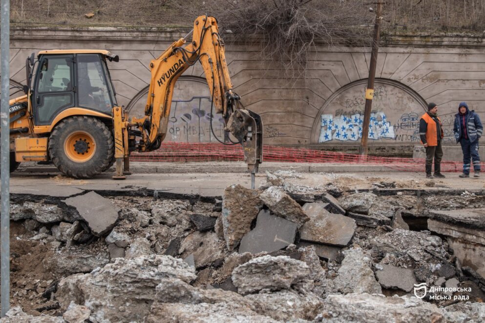 ОФІЦІЙНО                Провалля на проїжджій частині вул. Пастера у Дніпрі: комунальники завершують аварійні роботи