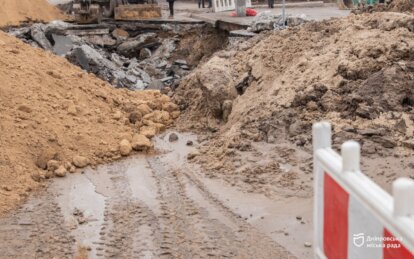 Провал на проезжей части ул. Пастера в Днепре: коммунальщики завершают аварийные работы