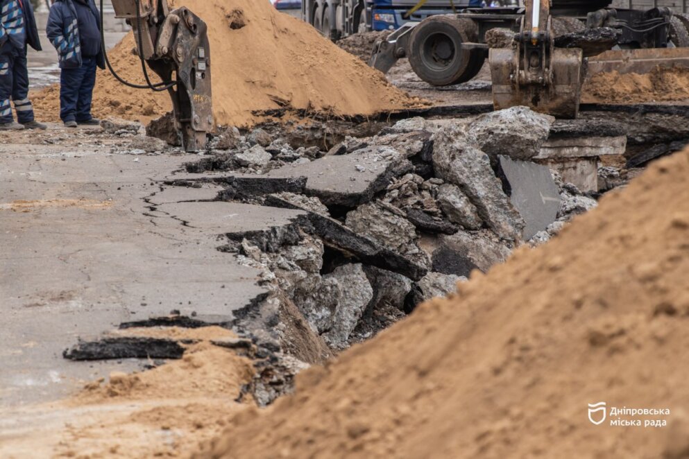 ОФІЦІЙНО                Провалля на проїжджій частині вул. Пастера у Дніпрі: комунальники завершують аварійні роботи
