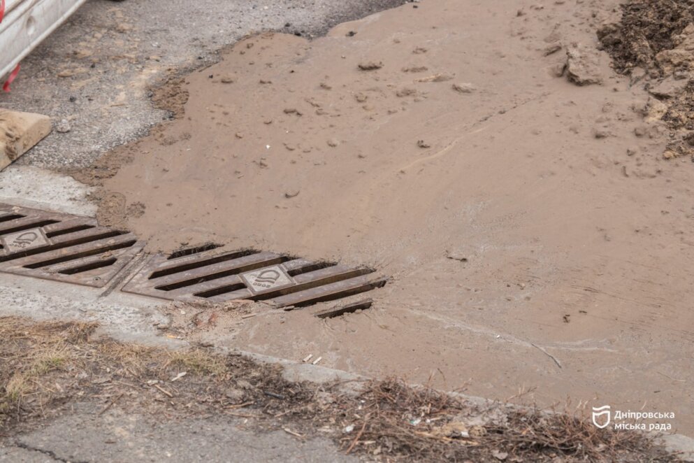 ОФІЦІЙНО                Провалля на проїжджій частині вул. Пастера у Дніпрі: комунальники завершують аварійні роботи