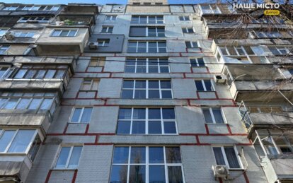 У Дніпрі ліквідовують наслідки січневого обстрілу: у будинку ЖБК на ж/м Тополя-1 замінили 36 вікон у...