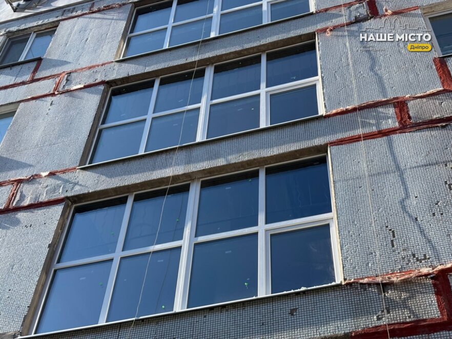 ОФІЦІЙНО                У Дніпрі ліквідовують наслідки січневого обстрілу: у будинку ЖБК на ж/м Тополя-1 замінили 36 вікон у під’їздах