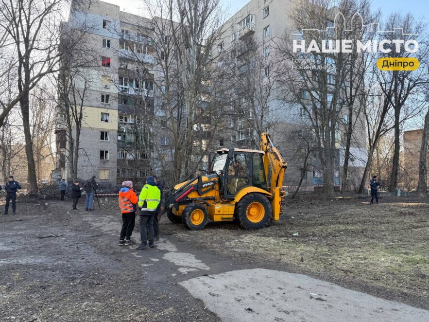 Комунальники Дніпра з ночі ліквідують наслідки нічної атаки - Наше Місто