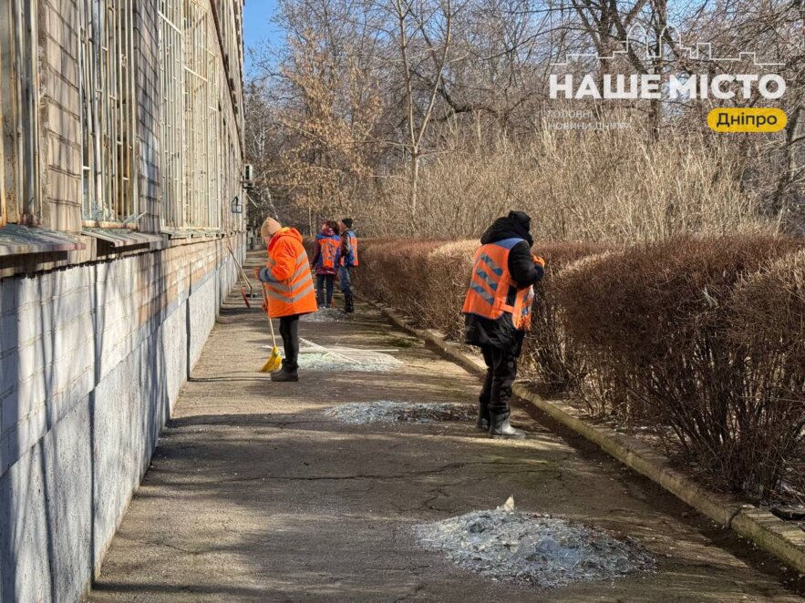 Комунальники Дніпра з ночі ліквідують наслідки нічної атаки - Наше Місто