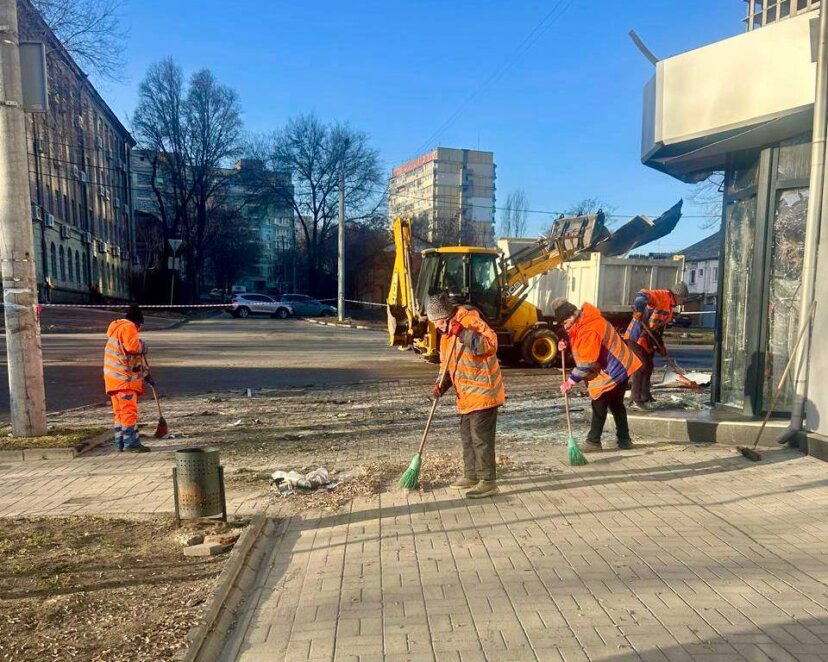 ОФІЦІЙНО                Скло, уламки та гілля з вулиць вивозять тоннами: Борис Філатов про наслідки масованої атаки на Дніпро
