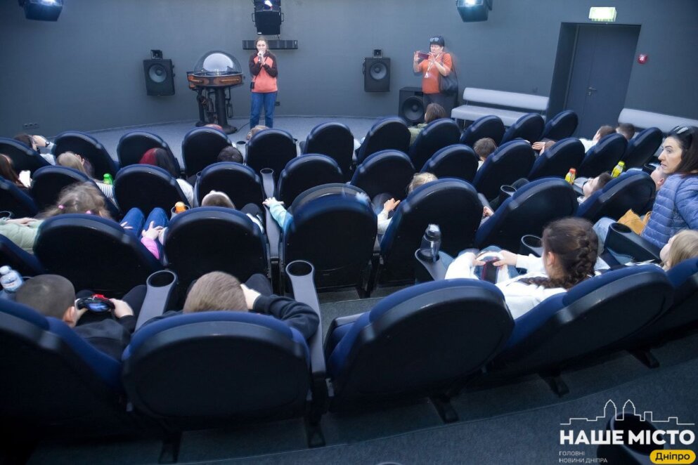 ЕКСКЛЮЗИВ
                                 Простір для навчання  та відновлення: як працює під час війни планетарій Дніпра