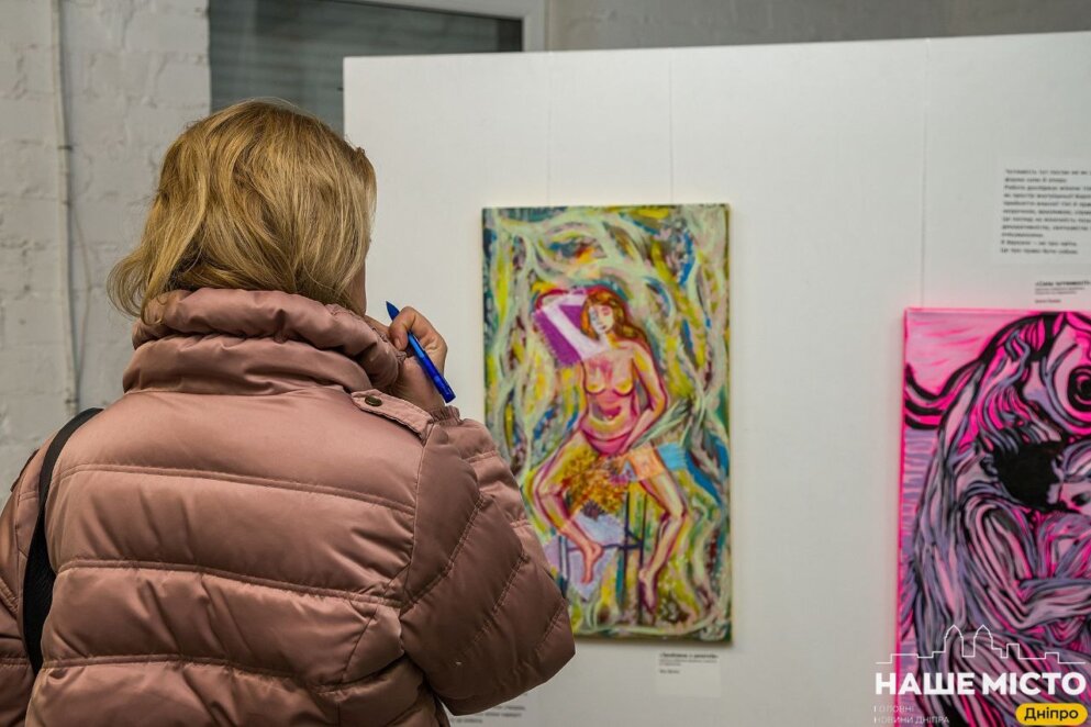 ЕКСКЛЮЗИВ
                                Від рожевої жуйки до червоного єдинорога: у Дніпрі відкрилася виставка до 8 березня