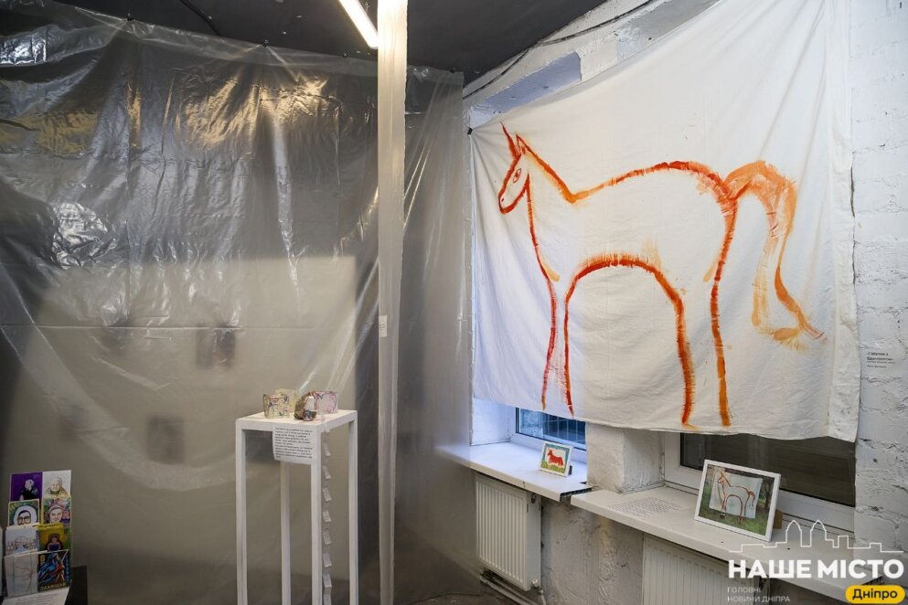 ЕКСКЛЮЗИВ
                                Від рожевої жуйки до червоного єдинорога: у Дніпрі відкрилася виставка до 8 березня