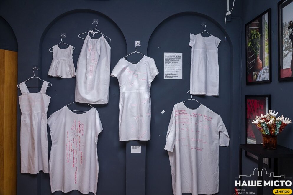 ЕКСКЛЮЗИВ
                                Від рожевої жуйки до червоного єдинорога: у Дніпрі відкрилася виставка до 8 березня