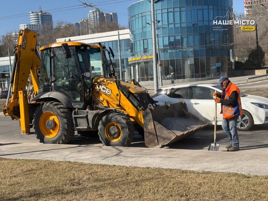 ОФІЦІЙНО                У Дніпрі розпочали масштабне прибирання доріг та очищення зливостоків після зими