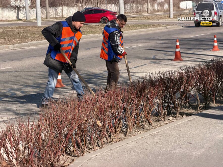 ОФІЦІЙНО                У Дніпрі розпочали масштабне прибирання доріг та очищення зливостоків після зими