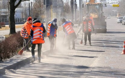 У Дніпрі розпочали масштабне прибирання доріг та очищення зливостоків після зими