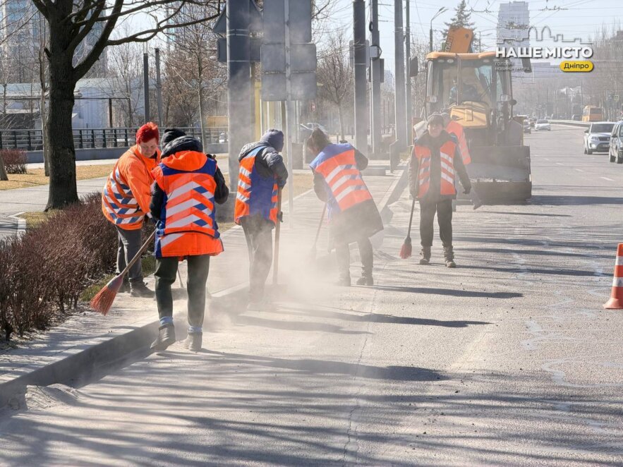 ОФІЦІЙНО                У Дніпрі розпочали масштабне прибирання доріг та очищення зливостоків після зими