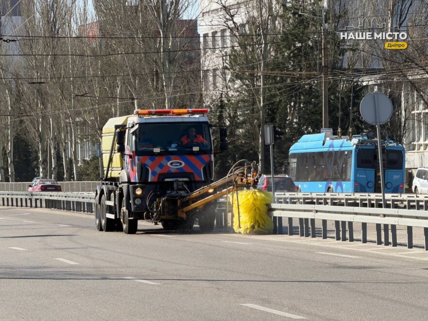 ОФІЦІЙНО                У Дніпрі розпочали масштабне прибирання доріг та очищення зливостоків після зими