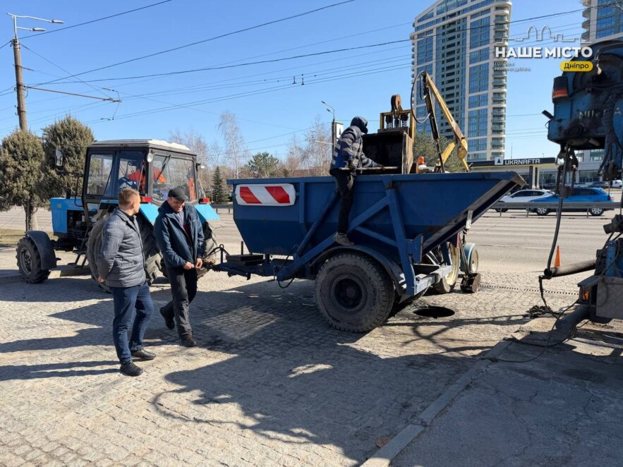 ОФІЦІЙНО                У Дніпрі розпочали масштабне прибирання доріг та очищення зливостоків після зими