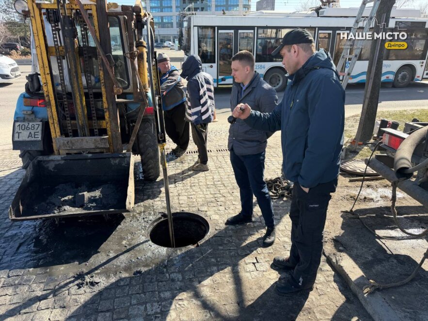 ОФІЦІЙНО                У Дніпрі розпочали масштабне прибирання доріг та очищення зливостоків після зими