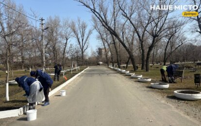 У Дніпрі готують до сезону парк Сагайдак: фарбують лавочки, прибирають алеї і доглядають клумби